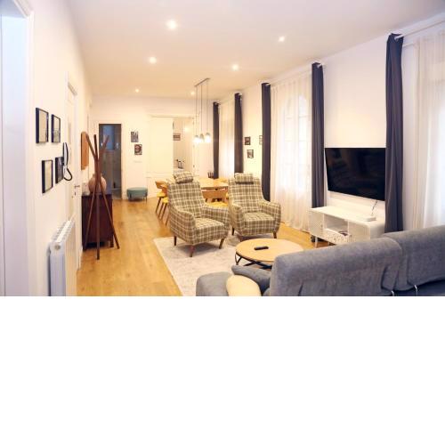 PISO EXCLUSIVO FRENTE AL CASCO VIEJO CON PARKING GRATIs