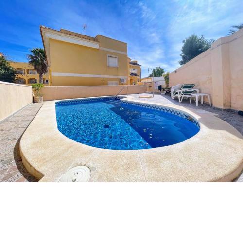 Pleasant 4 Bedroom Townhouse with Com Pool VM7