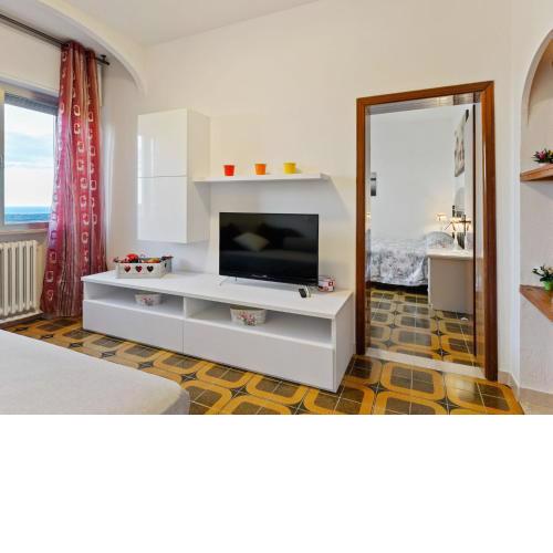 Pleasant Apartment with Courtyard Terrace Parasol Balcony