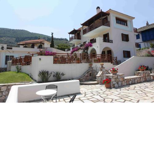 Pleoussa Studio and Apartments