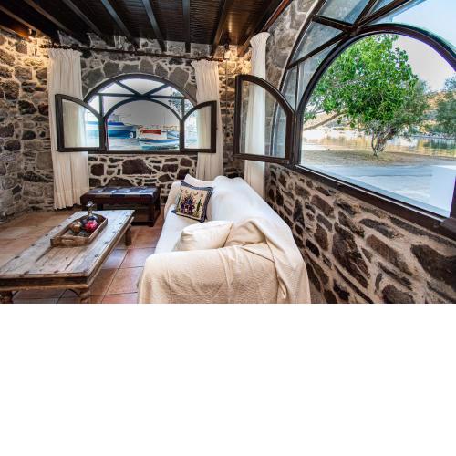 Plousiadi΄s Stone House