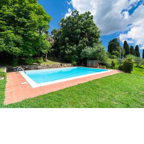 Plush Farmhouse in Bacchereto with Swimming Pool