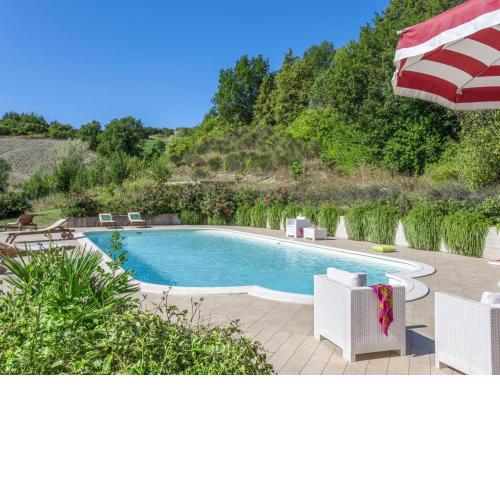 Plush Holiday Home in Belforte all Isauro with Swimming Pool