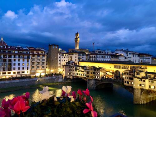 Ponte Vecchio View Luxury Apartment