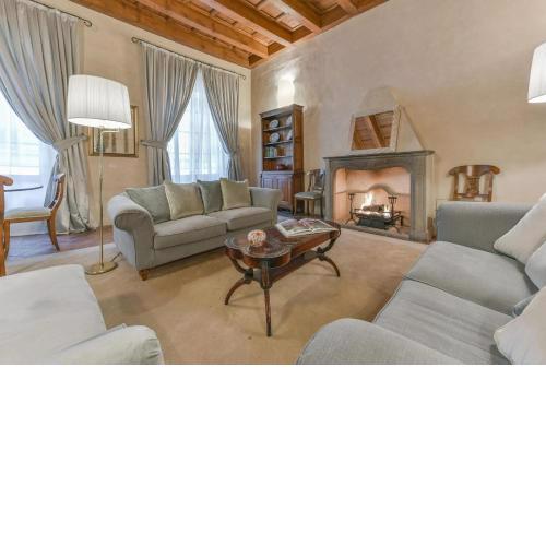 Pontormo apartment with fireplace in Oltrarno