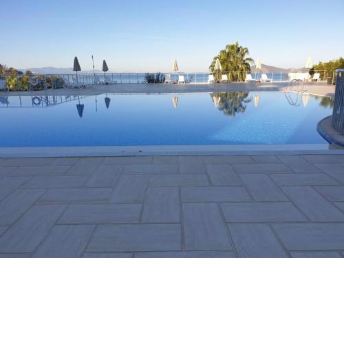 Pool, beach, shopping in walking distance