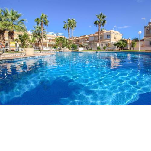 Poolside 2 Bedroom Apt, Ultra Fast Wi-Fi, Netflix, 200+ TV Channels