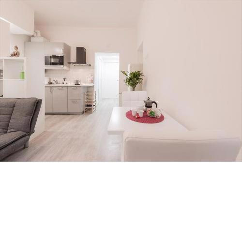 Porta Garibaldi White Flat