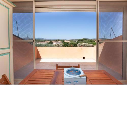 Porto Coda Cavallo Beach House a 300 mt dal mare, con terrazza panoramica