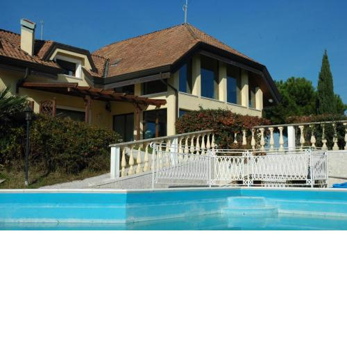 Porzione di Villa con piscina,giardino e parcheggi