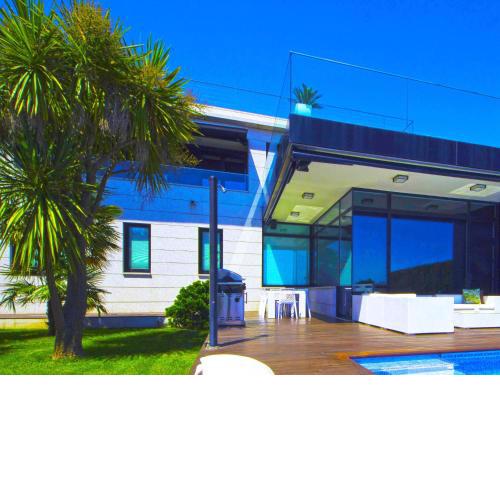 Posh Villa with Pool, Garden & Ocean Views in Sansenxo