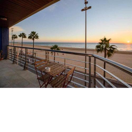 Preciado apartamento con vistas frontales al mar