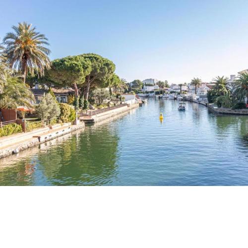 Preciosa casa con amarre a canal