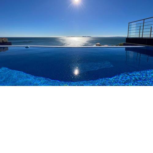 Preciosa casa con piscina desbordante y vistas al mar