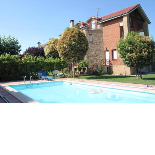 Preciosa casa independiente con piscina cubierta y gran jardín privados