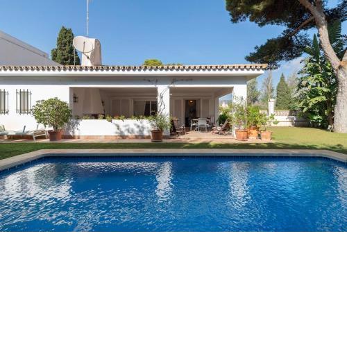 Preciosa villa de una planta en Los Monteros