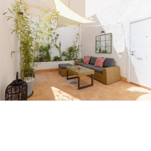 Precioso apartamento con patio y dos habitaciones en el barrio de Picasso