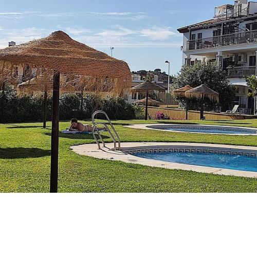 Precioso apartamento con piscina y patio exterior.