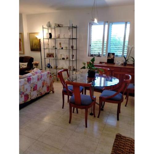 precioso apartamento con terraza y jardin