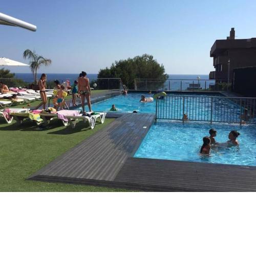 Precioso apartamento con vistas al mar con piscina