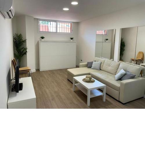 Precioso estudio recién reformado con piscina.