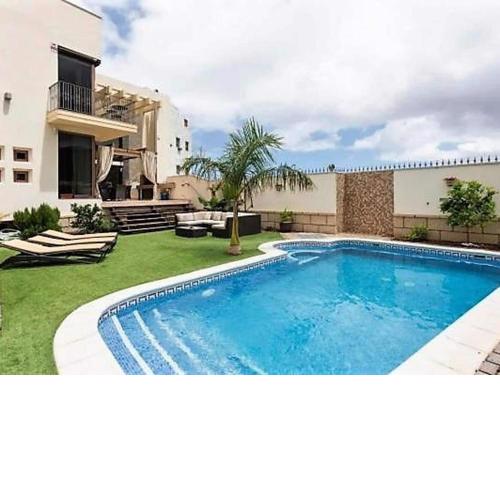 Premium villa in Adeje with private pool