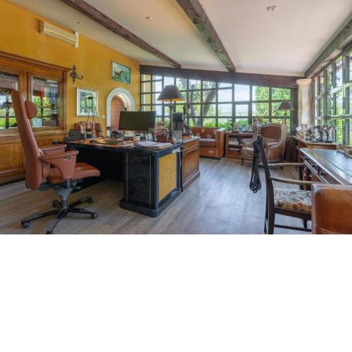 Presence of various equipped shores in the immediate vicinity with private garden
