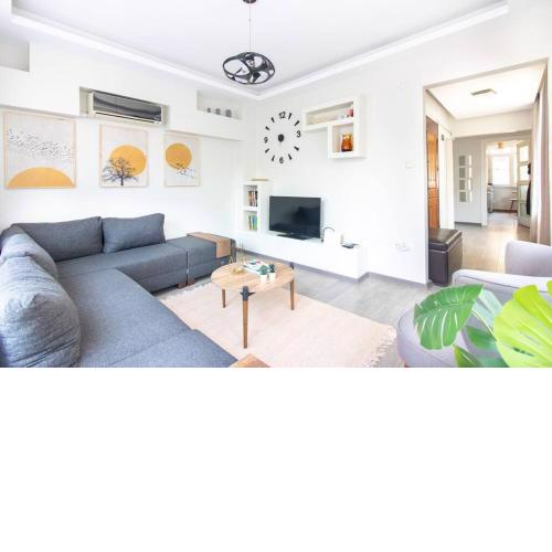 Pretty Corner Flat with Abundant Light in Kadikoy
