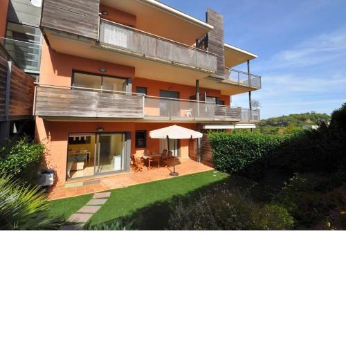 Pretty garden apartment next to a charming beach