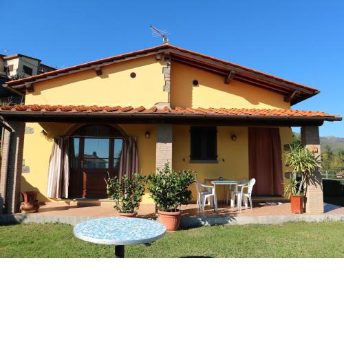 Pretty Holiday Home with Garden Garden Furniture Barbecue