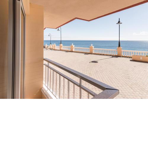 Primera línea con preciosas vistas al mar