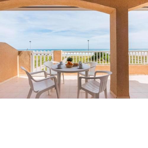 PRIMERA LÍNEA CON SALIDA DIRECTA AL MEDITERRÁNEO, 2 DORMITORIOS 2 BAÑOS, LA MANGA DEL MAR MENOR KM2 -CopaCabana-