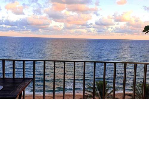 Primera línea de mar, 6o piso amplio y piscina comunitaria