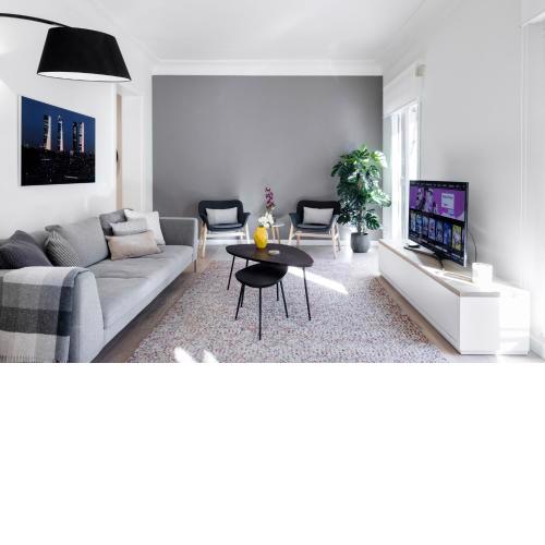Principe de Vergara Apartment II by Flatsweethome