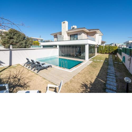 Private Pool Villa in Central Location for 6 People , İzmir Çeşme - Awz106