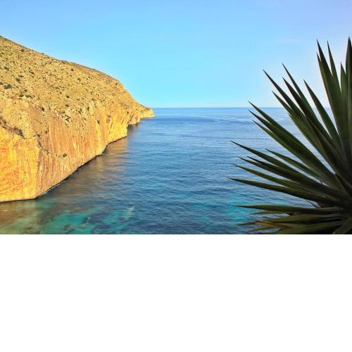Pueblo Mascarat con vista al mar