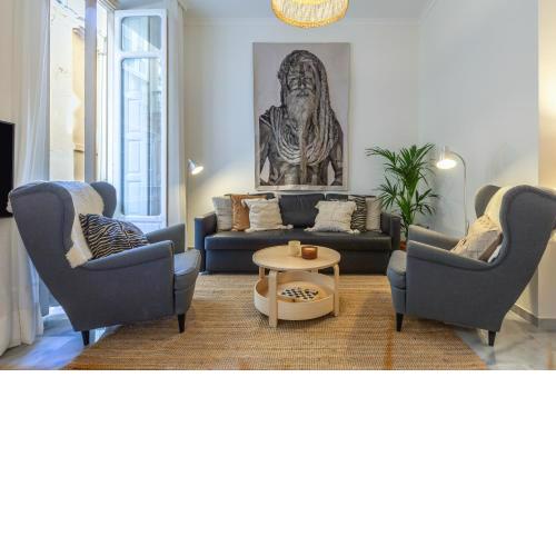 Puerta de Larios: Central three-bedroom apartment with balconies and patio
