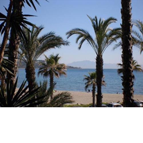 Puerto Sotogrande, Excelente apartamento de 2 hab, 2 cuartos de baño , gran salón y terraza con vistas al mar y playa Torreguadiaro