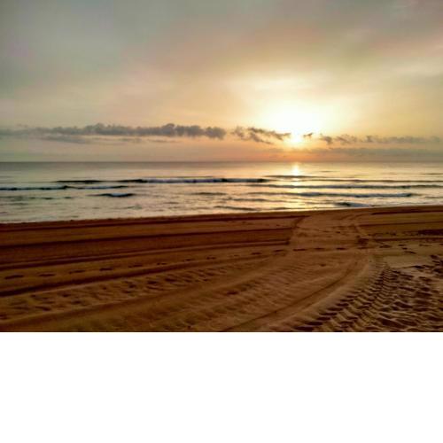Pura mar mediterrània, amb platja de sorra.