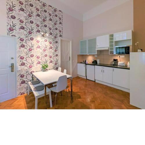 Purple House - Central one bedroom