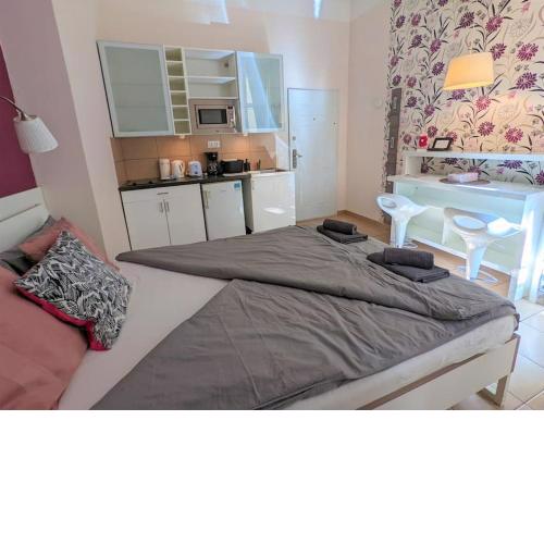 Purple Room - Stylish and lively central studio