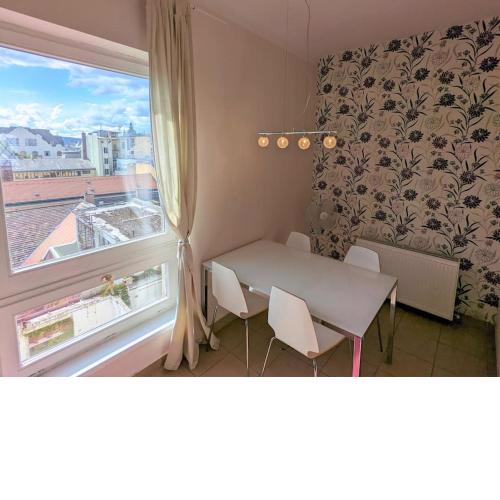 Purple Skyline - Central one bedroom stunning view