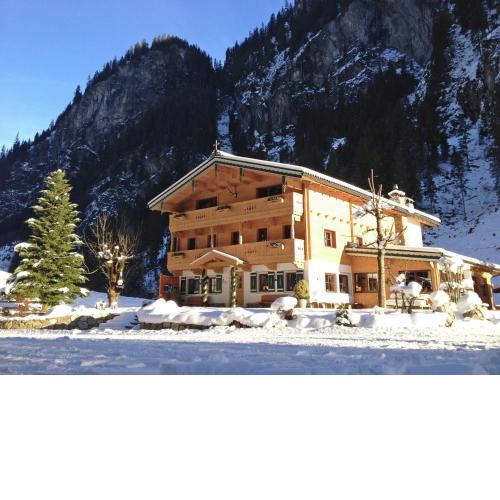 Quaint Chalet in Mayrhofen near Ski Lift