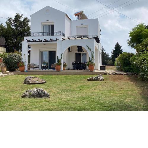 Quaint villa in Xirosterni with garden