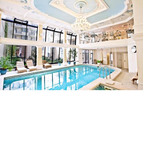 Queen's Court Hotel & Residence