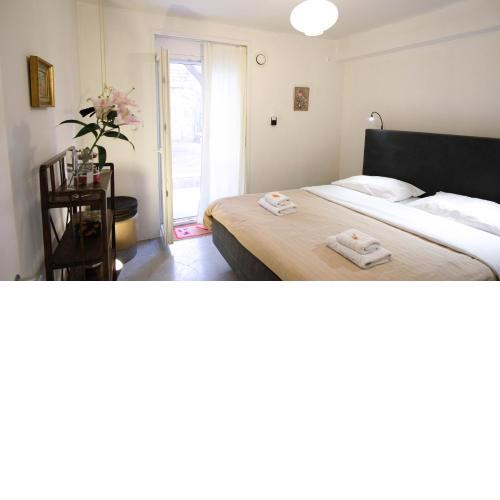 quiet and central FLAT with private backyard GARDEN