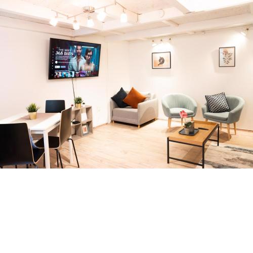Quiet & Central stylish apt With Patio