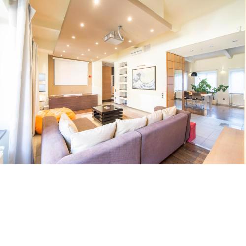 Quiet & Spacious Penthouse City Centre w/ A/C (AK07)