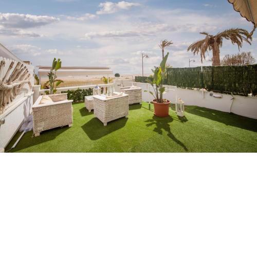R126 Beachfront Apartment Sant Salvador