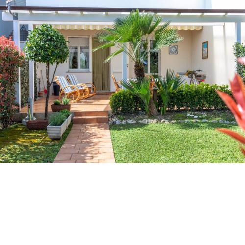 R28 Trilocale con giardino a due passi dal mare